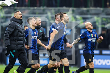 2021-12-12 - Stefan de Vrij of FC Internazionale celebrates the victory at the end of the match  with his teammates during the Serie A 2021/22 football match between FC Internazionale and Cagliari Calcio at Giuseppe Meazza Stadium, Milan, Italy on December 12, 2021 - INTER - FC INTERNAZIONALE VS CAGLIARI CALCIO - ITALIAN SERIE A - SOCCER
