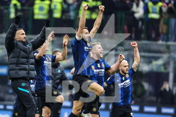 2021-12-12 - Stefan de Vrij of FC Internazionale celebrates the victory at the end of the match  with his teammates during the Serie A 2021/22 football match between FC Internazionale and Cagliari Calcio at Giuseppe Meazza Stadium, Milan, Italy on December 12, 2021 - INTER - FC INTERNAZIONALE VS CAGLIARI CALCIO - ITALIAN SERIE A - SOCCER