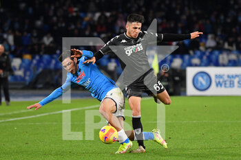 2021-12-12 - Napoli's forward Hirving Lozano compete for the ball with Empoli's defender Fabiano Parisi  - SSC NAPOLI VS EMPOLI FC - ITALIAN SERIE A - SOCCER