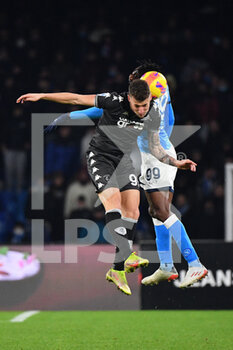 2021-12-12 - Empoli's forward Andrea Pinamonti jump for the ball with Napoli's midfielder Andre Anguissa  - SSC NAPOLI VS EMPOLI FC - ITALIAN SERIE A - SOCCER