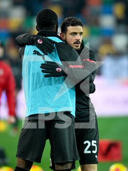 2021-12-11 - Milan's Alessandro Florenzi hugs Milan's Fikayo Tomori - UDINESE CALCIO VS AC MILAN - ITALIAN SERIE A - SOCCER