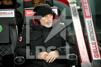 2021-12-11 - Milan's Head Coach Stefano Pioli portrait on the bench - UDINESE CALCIO VS AC MILAN - ITALIAN SERIE A - SOCCER