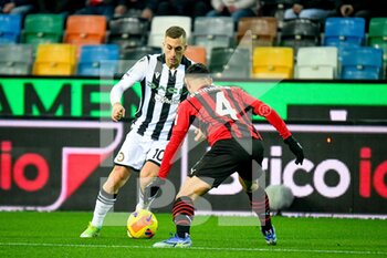 2021-12-11 - Udinese's Gerard Deulofeu in action against Milan's Ismael Bennacer (Milan) - UDINESE CALCIO VS AC MILAN - ITALIAN SERIE A - SOCCER