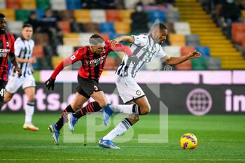 2021-12-11 - Udinese's Norberto Bercique Gomes Betuncal in action against Milan's Ismael Bennacer (Milan) - UDINESE CALCIO VS AC MILAN - ITALIAN SERIE A - SOCCER