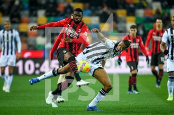 2021-12-11 - Milan's Fikayo Tomori (Milan) in action against Udinese's Norberto Bercique Gomes Betuncal - UDINESE CALCIO VS AC MILAN - ITALIAN SERIE A - SOCCER