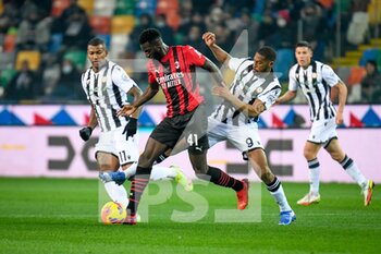 2021-12-11 - Milan's Tiemoue Bakayoko in action against Udinese's Norberto Bercique Gomes Betuncal - UDINESE CALCIO VS AC MILAN - ITALIAN SERIE A - SOCCER