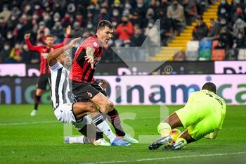 2021-12-11 - Udinese's Norberto Bercique Gomes Betuncal tries to score a goal thwarted by Milan's Alessio Romagnoli (Milan) - UDINESE CALCIO VS AC MILAN - ITALIAN SERIE A - SOCCER