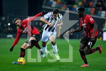 2021-12-11 - Milan's Theo Hernandez (Milan) hindered by Udinese's Nahuel Molina - UDINESE CALCIO VS AC MILAN - ITALIAN SERIE A - SOCCER