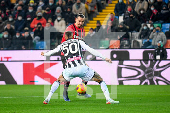 2021-12-11 - Milan's Zlatan Ibrahimovic (Milan) in action thwarted by Udinese's Rodrigo Nascimento Becao - UDINESE CALCIO VS AC MILAN - ITALIAN SERIE A - SOCCER