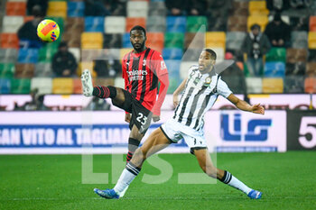 2021-12-11 - Milan's Fikayo Tomori (Milan) in action against Udinese's Norberto Bercique Gomes Betuncal - UDINESE CALCIO VS AC MILAN - ITALIAN SERIE A - SOCCER