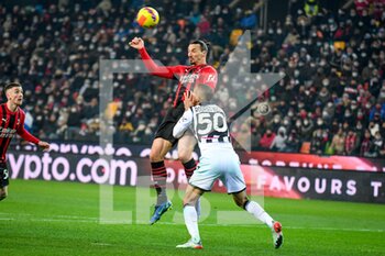 2021-12-11 - Header of Milan's Zlatan Ibrahimovic (Milan) hindered by Udinese's Rodrigo Nascimento Becao - UDINESE CALCIO VS AC MILAN - ITALIAN SERIE A - SOCCER