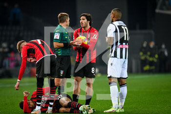 2021-12-11 - Milan's Sandro Tonali (Milan) protests with the referee of the match Francesco Fourneau - UDINESE CALCIO VS AC MILAN - ITALIAN SERIE A - SOCCER