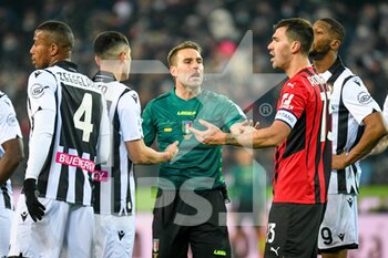 2021-12-11 - The referee of the match Francesco Fourneau between Udinese's Nehuen Perèz and Milan's Alessio Romagnoli (Milan) - UDINESE CALCIO VS AC MILAN - ITALIAN SERIE A - SOCCER