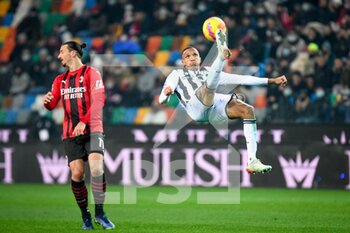 2021-12-11 - Udinese's Rodrigo Nascimento Becao in action with Milan's Zlatan Ibrahimovic (Milan) - UDINESE CALCIO VS AC MILAN - ITALIAN SERIE A - SOCCER