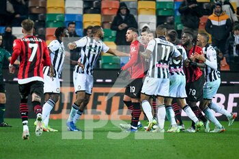 2021-12-11 - Rage on the pitch between Milan players and Udinese Players - UDINESE CALCIO VS AC MILAN - ITALIAN SERIE A - SOCCER
