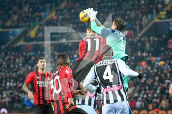 2021-12-11 - Udinese's Marco Silvestri saves a goal from Milan's Zlatan Ibrahimovic (Milan) - UDINESE CALCIO VS AC MILAN - ITALIAN SERIE A - SOCCER