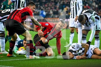 2021-12-11 - Milan's Alessio Romagnoli (Milan) helps Milan's Zlatan Ibrahimovic (Milan) to stand up after missed a goal - UDINESE CALCIO VS AC MILAN - ITALIAN SERIE A - SOCCER