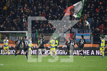 2021-12-11 - Venezia FC celebrating Mattia Aramu after his goal - VENEZIA FC VS JUVENTUS FC - ITALIAN SERIE A - SOCCER