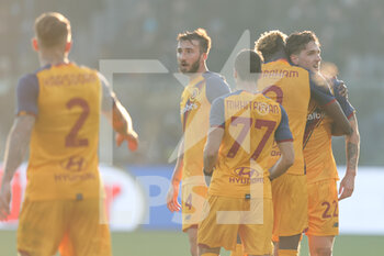 2021-12-18 - Nicolo Zaniolo (AS Roma) esulta con i compagni dopo aver segnato il secondo gol della partita per la sua squadra - ATALANTA BC VS AS ROMA - ITALIAN SERIE A - SOCCER