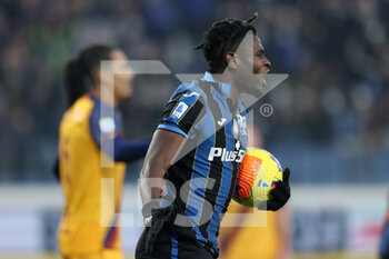 2021-12-18 - Duvan Zapata (Atalanta Bergamasca Calcio) con il pallone dopo aver segnato il gol del 2-2. Il gol verrà poi annullato dal VAR - ATALANTA BC VS AS ROMA - ITALIAN SERIE A - SOCCER