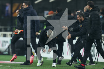 2021-12-18 - Jose Mourinho (AS Roma) festeggia dopo il gol della sua squadra - ATALANTA BC VS AS ROMA - ITALIAN SERIE A - SOCCER