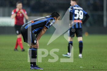 2021-12-18 - Luis Muriel (Atalanta Bergamasca Calcio) sulle ginocchia dopo la sconfitta - ATALANTA BC VS AS ROMA - ITALIAN SERIE A - SOCCER