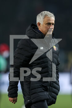 2021-12-18 - Jose Mourinho (AS Roma) lascia il campo dopo la partita - ATALANTA BC VS AS ROMA - ITALIAN SERIE A - SOCCER