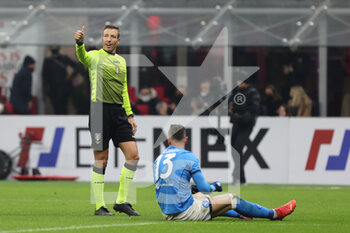 2021-12-19 - Referee Davide Massa gestures during the Serie A 2021/22 football match between AC Milan and SSC Napoli at Giuseppe Meazza Stadium, Milan, Italy on December 19, 2021 - AC MILAN VS SSC NAPOLI - ITALIAN SERIE A - SOCCER