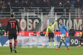 2021-12-19 - Referee Davide Massa decision after VAR review during the Serie A 2021/22 football match between AC Milan and SSC Napoli at Giuseppe Meazza Stadium, Milan, Italy on December 19, 2021 - AC MILAN VS SSC NAPOLI - ITALIAN SERIE A - SOCCER