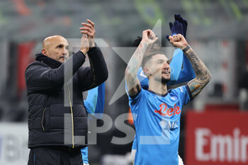 2021-12-19 - Luciano Spalletti Head Coach of SSC Napoli and Matteo Politano of SSC Napoli celebrate the victory at the end of the match during the Serie A 2021/22 football match between AC Milan and SSC Napoli at Giuseppe Meazza Stadium, Milan, Italy on December 19, 2021 - AC MILAN VS SSC NAPOLI - ITALIAN SERIE A - SOCCER