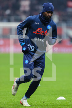 2021-12-19 - Andre Anguissa of SSC Napoli warms up during the Serie A 2021/22 football match between AC Milan and SSC Napoli at Giuseppe Meazza Stadium, Milan, Italy on December 19, 2021 - AC MILAN VS SSC NAPOLI - ITALIAN SERIE A - SOCCER