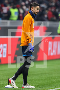2021-12-19 - Alex Meret of SSC Napoli warms up during the Serie A 2021/22 football match between AC Milan and SSC Napoli at Giuseppe Meazza Stadium, Milan, Italy on December 19, 2021 - AC MILAN VS SSC NAPOLI - ITALIAN SERIE A - SOCCER