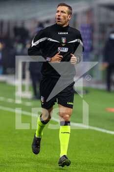 2021-12-19 - Referee Davide Massa warms up during the Serie A 2021/22 football match between AC Milan and SSC Napoli at Giuseppe Meazza Stadium, Milan, Italy on December 19, 2021 - AC MILAN VS SSC NAPOLI - ITALIAN SERIE A - SOCCER