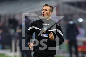 2021-12-19 - Referee Davide Massa warms up during the Serie A 2021/22 football match between AC Milan and SSC Napoli at Giuseppe Meazza Stadium, Milan, Italy on December 19, 2021 - AC MILAN VS SSC NAPOLI - ITALIAN SERIE A - SOCCER