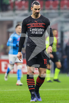 2021-12-19 - Zlatan Ibrahimovic of AC Milan looks on during the Serie A 2021/22 football match between AC Milan and SSC Napoli at Giuseppe Meazza Stadium, Milan, Italy on December 19, 2021 - AC MILAN VS SSC NAPOLI - ITALIAN SERIE A - SOCCER