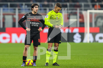 2021-12-19 - Sandro Tonali of AC Milan and Referee Davide Massa during the Serie A 2021/22 football match between AC Milan and SSC Napoli at Giuseppe Meazza Stadium, Milan, Italy on December 19, 2021 - AC MILAN VS SSC NAPOLI - ITALIAN SERIE A - SOCCER