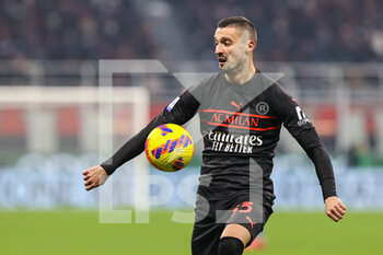 2021-12-19 - Rade Krunic of AC Milan in action during the Serie A 2021/22 football match between AC Milan and SSC Napoli at Giuseppe Meazza Stadium, Milan, Italy on December 19, 2021 - AC MILAN VS SSC NAPOLI - ITALIAN SERIE A - SOCCER