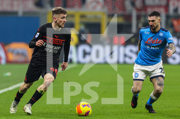 2021-12-19 - Alexis Saelemaekers of AC Milan and Matteo Politano of SSC Napoli in action during the Serie A 2021/22 football match between AC Milan and SSC Napoli at Giuseppe Meazza Stadium, Milan, Italy on December 19, 2021 - AC MILAN VS SSC NAPOLI - ITALIAN SERIE A - SOCCER