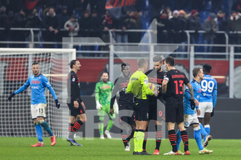 2021-12-19 - Players of AC Milan discusse with Referee Davide Massa during the Serie A 2021/22 football match between AC Milan and SSC Napoli at Giuseppe Meazza Stadium, Milan, Italy on December 19, 2021 - AC MILAN VS SSC NAPOLI - ITALIAN SERIE A - SOCCER