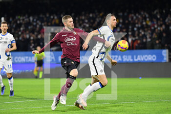 2021-12-17 - Salernitana's defender Riccardo Gagliolo and Inter Milan's forward Edin Dzeko in action  - US SALERNITANA VS INTER - FC INTERNAZIONALE - ITALIAN SERIE A - SOCCER