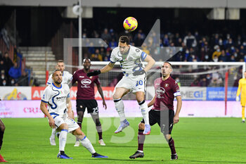 2021-12-17 - Inter Milan's midfielder Hakan Calhanoglu jump for the ball  - US SALERNITANA VS INTER - FC INTERNAZIONALE - ITALIAN SERIE A - SOCCER