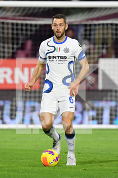2021-12-17 - Inter Milan's defender Stefan de Vrij in action  - US SALERNITANA VS INTER - FC INTERNAZIONALE - ITALIAN SERIE A - SOCCER