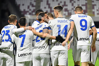 2021-12-17 - Inter Milan's midfielder Ivan Perisic celebrates with teammates after scoring the 0-1 goal  - US SALERNITANA VS INTER - FC INTERNAZIONALE - ITALIAN SERIE A - SOCCER