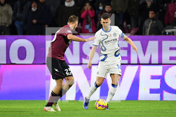 2021-12-17 - Inter Milan's midfielder Ivan Perisic compete for the ball with Salernitana's defender Norbert Gyomber  - US SALERNITANA VS INTER - FC INTERNAZIONALE - ITALIAN SERIE A - SOCCER