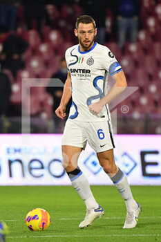 2021-12-17 - Inter Milan's defender Stefan de Vrij in action  - US SALERNITANA VS INTER - FC INTERNAZIONALE - ITALIAN SERIE A - SOCCER