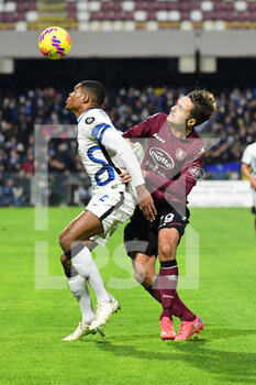 2021-12-17 - Inter Milan's defender Denzel Dumfries compete for the ball with Salernitana's defender Luca Ranieri  - US SALERNITANA VS INTER - FC INTERNAZIONALE - ITALIAN SERIE A - SOCCER