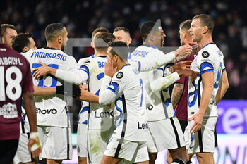 2021-12-17 - Inter Milan's defender Denzel Dumfries celebrates with teammates after scoring the 0-2 goal  - US SALERNITANA VS INTER - FC INTERNAZIONALE - ITALIAN SERIE A - SOCCER