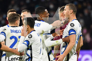 2021-12-17 - Inter Milan's defender Denzel Dumfries celebrates with teammates after scoring the 0-2 goal  - US SALERNITANA VS INTER - FC INTERNAZIONALE - ITALIAN SERIE A - SOCCER