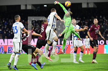 2021-12-17 - Salernitana's goalkeeper Vincenzo Fiorillo save on Inter Milan's forward Edin Dzeko  - US SALERNITANA VS INTER - FC INTERNAZIONALE - ITALIAN SERIE A - SOCCER