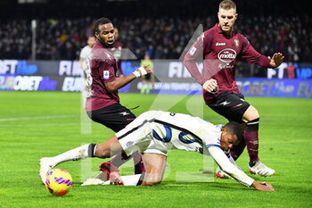 2021-12-17 - Inter Milan's defender Denzel Dumfries is fouled by Salernitana's midfielder Lassana Coulibaly  - US SALERNITANA VS INTER - FC INTERNAZIONALE - ITALIAN SERIE A - SOCCER